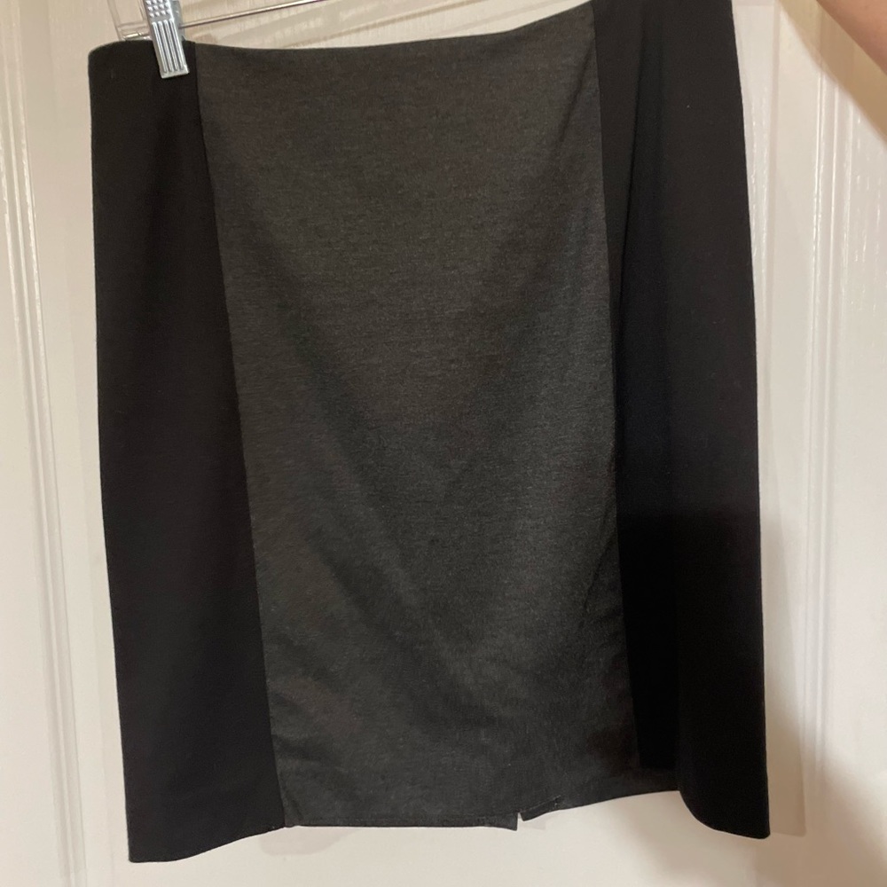 Michael Kors women’s gray/black skirt.  Size 10, zips in back.